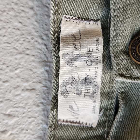 FREE PEOPLE Maggie Midrise Distressed Denim Shorts Army Green NWT Size 31 - Picture 4 of 9
